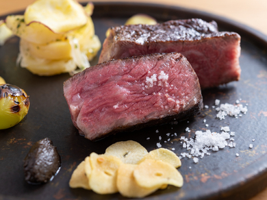 これぞ【又三郎】を代表する逸品『熟成肉の厚切りステーキ』
