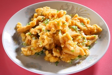 細切りタイプで食べやすい『鶏のから揚げ』は仕上げに山椒塩を
