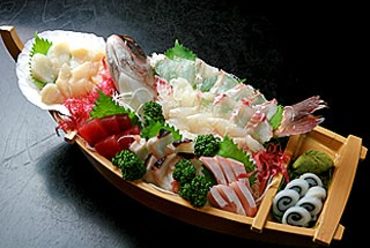 刺身盛り合せ (活生真鯛入り船盛り)