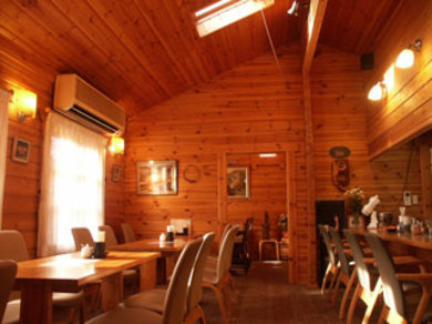 木の香り漂う店内