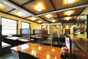 お一人様から、団体様までご利用いただける広い店内