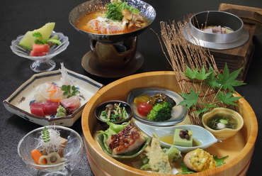 桶の中に広がる魅惑の宝石箱『桶料理』