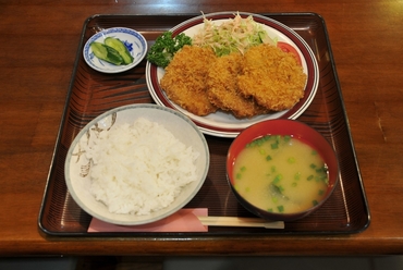 定食にはお味噌汁もついてボリュームたっぷりです。