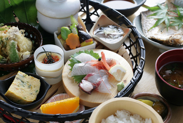 四季折々の旬の食材を盛り込んだ多彩な味わい『季節の篭盛り膳(12品)』
