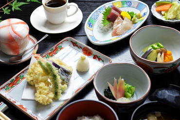 基本の和のものが一通りついてくる、店の名を冠した『石水膳』
