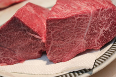 人気の赤身和牛「さんかく(特選ロース)」100g1500円/60g900円