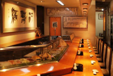 明るく、清潔感のある店内。個室も完備しております