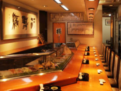 明るく、清潔感のある店内。個室も完備しております