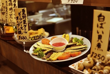 大皿に山盛りの旬の魚や野菜料理でお酒もすすむ