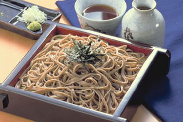 蓼科高原産玄そばの、挽きぐるみ粉(全層粉)使用