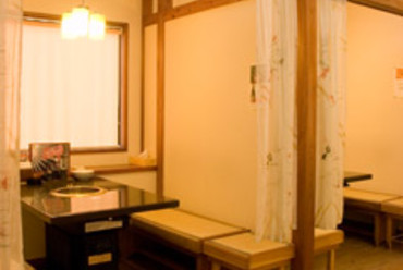 木を基調とした温もりのある内装