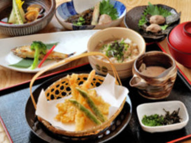 季節の会席と名物の自然薯料理を堪能。割引「3500円⇒3150円」