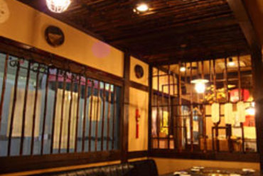 レトロな照明にアジア風な雰囲気が漂う店内