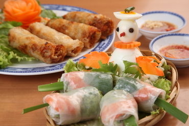 一番人気の生春巻と揚げ春巻、特製のタレでが決め手です!