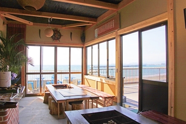 夏は磯の香りと炭火を囲んで会話も弾む!