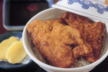 ジューシーな肉汁とフルーティなソースの酸味のソースカツ丼