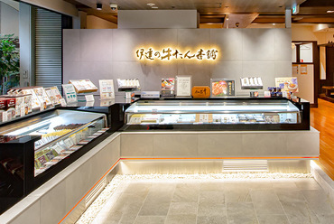 大きな窓から日差しが注ぎ込む明るいお店。