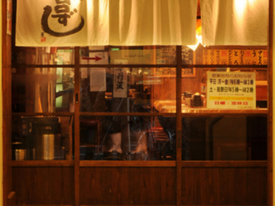 昔懐かしい「屋台」をイメージした活気ある店内で楽しいひと時を