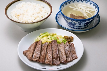 しお、たれ、みそ、3つの味から楽しめる『牛たん焼き定食』