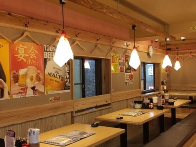 昔懐かしい“屋台”をイメージした活気ある店内で楽しいひと時を