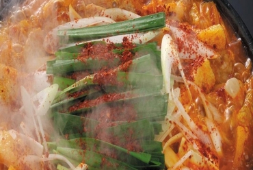 旨辛がたまらない「赤から鍋」 味噌のコク&プリプリもつ&たっぷりの野菜が楽しめる! 1人前