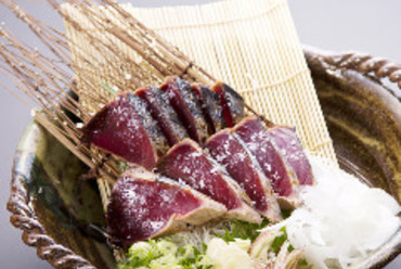塩でシンプルに、その旨みを堪能『産地直送かつおの藁焼き塩たたき』