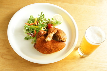 専用オーブンで焼き上げた、身が柔らかくしっとりとした食感の『ロティオリジナル ロティサリーチキン』
