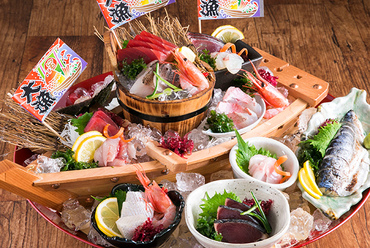 厳選した鮮魚を豪快にも10点盛り合わせた『かっこの大盃荒礒大漁盛り』