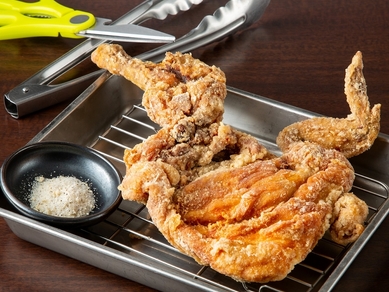 いろいろな部位を食べられる『ひな鶏の半身唐揚げ』