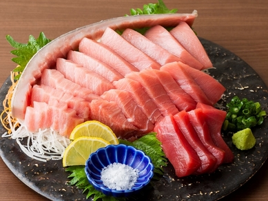 数量限定。旨みが凝縮された『八州名物 マグロの腹身 断面刺し』
