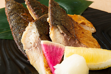 数量限定。旨みが凝縮された『八州名物 マグロの腹身 断面刺し』