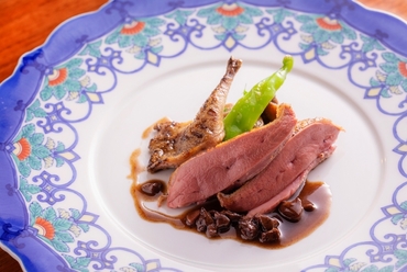 まるごと豪快に薪窯で焼く『ランド産鳩』
