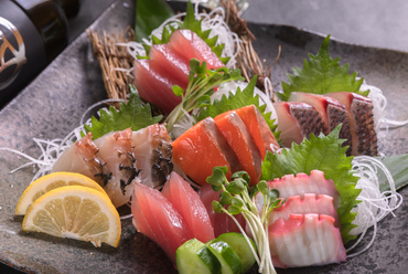 料理長が毎日市場で選び、沖縄ならではの魚介類をふんだんに盛り込んだ『刺身5点盛り』