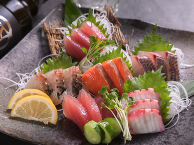 料理長が毎日市場で選び、沖縄ならではの魚介類をふんだんに盛り込んだ『刺身5点盛り』