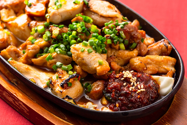 自家製だれと辛みそが旨味を引き立てる『鳥鉄板焼のMIX!!』