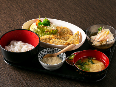 注文を受けてから一切れずつ衣をつけて揚げる、サクサク食感の『あじフライ定食』
