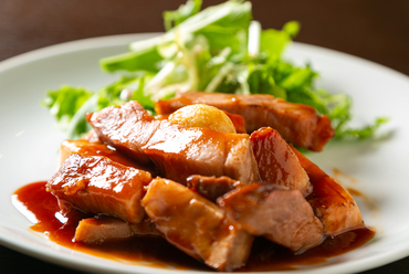 低温調理で柔らかく仕上がった豚肉と甘めソースの相性は抜群『トンテキ』