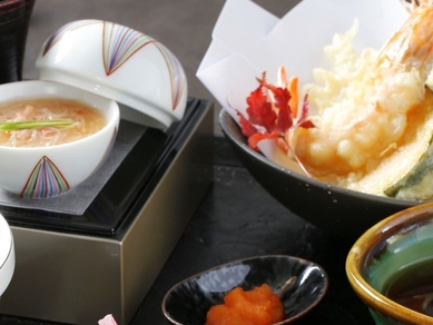 【ランチ】団体利用可!天ぷら、お寿司など10品を盛り込んだ和食御膳