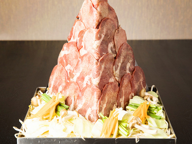 お肉山盛りピラミッド『牛タンの鉄板焼(二人前)』