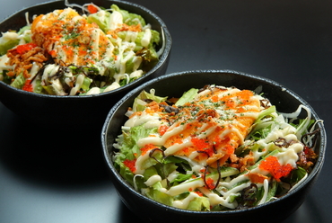 いろいろな食感が楽しめる玉手箱のようなサラダ『だし巻きのせシーザーサラダ』