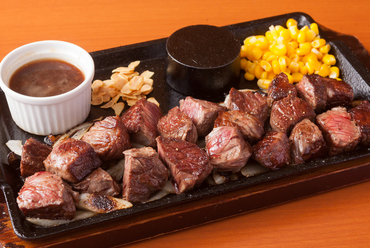 いい肉ゴロゴロ。自慢のメニュー『店主のカットステーキ』