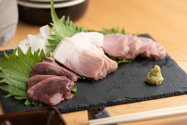 他ではなかなか食べられない!豚肉のお刺身『刺し盛り 三種』