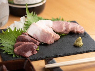 他ではなかなか食べられない!豚肉のお刺身『刺し盛り 三種』