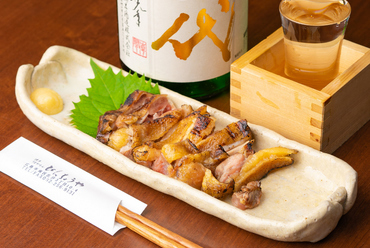 身が締まった赤鶏のプリプリの歯応えが魅力。鹿児島の甘め醤油が鶏の旨味を引き立てる『地鶏のタタキ』