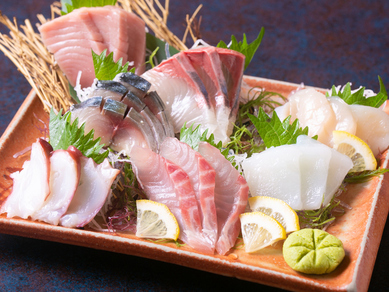 新鮮な魚を堪能できる『魚まみれ おまかせ7点刺盛り』