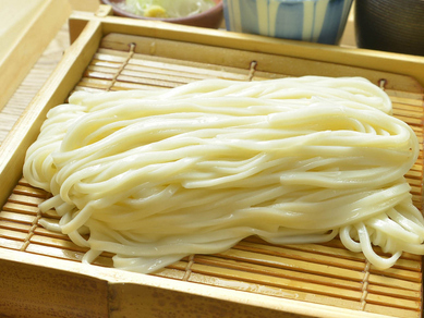 多彩な食材を盛り込んだスペシャルセット『久露葉亭特撰うどん』
