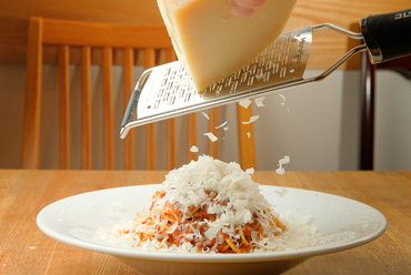 お客様の前でチーズを削り仕上げるPASTA『ボローニャ風ボロネーゼ』