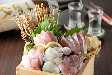 旬の魚介を贅沢に満喫。日ごとに変わる鮮魚に舌鼓『小田原地魚使用 升盛り合わせ』