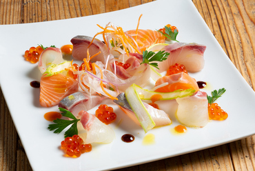 日替わりで旬の魚が楽しめる『本日のカルパッチョ盛』