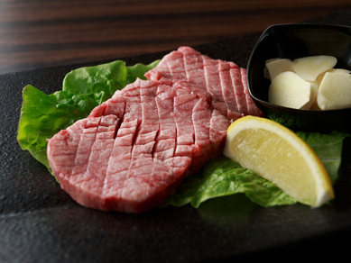 サクサクと歯切れのいい食感がやみつきに! 一頭から一人前しか取れない希少部位『厚切り特上タン』